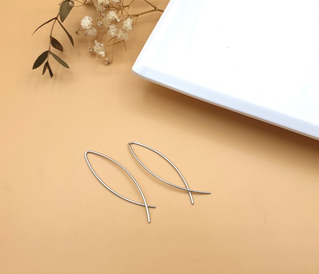 Minimal twist earring - White rhodium plated - 耳环/耳夹 - 其他金属 银色