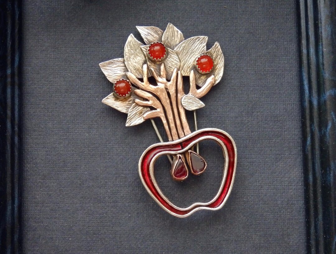 Apple tree brooch. Garnet jewelry. - 胸针 - 其他金属 红色