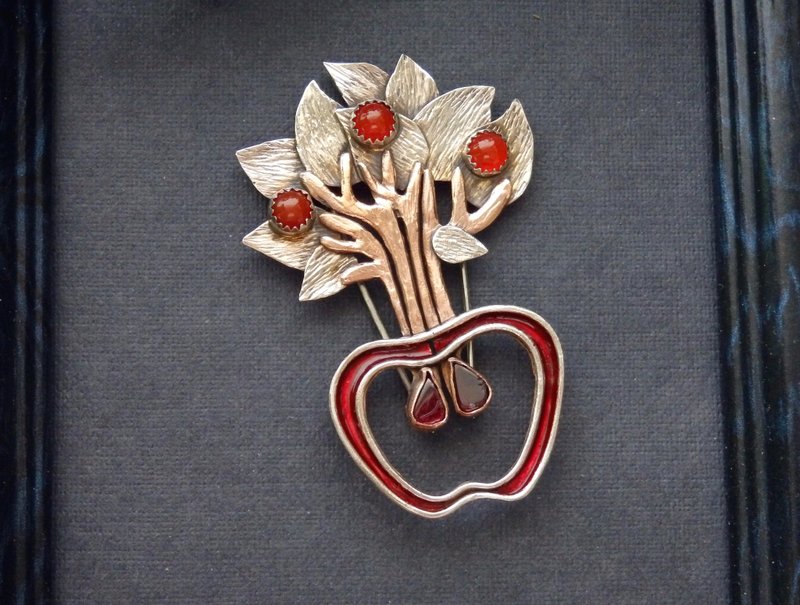 Apple tree brooch. Garnet jewelry. - 胸针 - 其他金属 红色