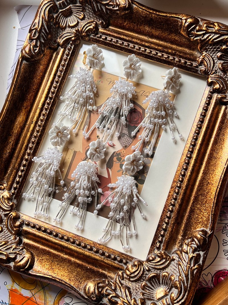 白色花卉流苏耳环 - 耳环/耳夹 - 其他金属 白色