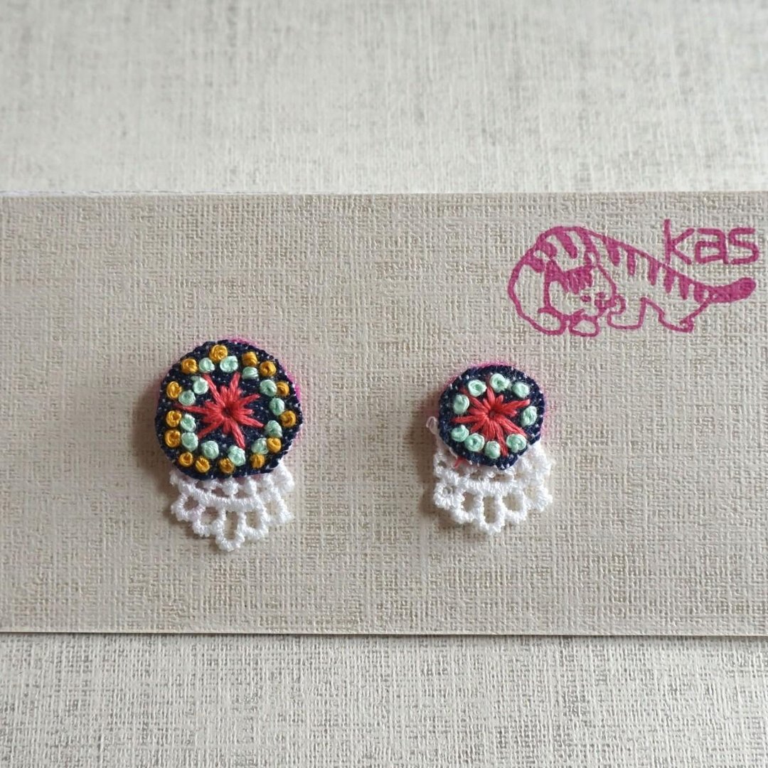 Hand embroidery pierced earring"Circle big,small" - 耳环/耳夹 - 绣线 蓝色