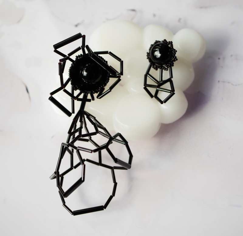 tsububu / bead embroidery / pierced earring / Asamu flower / asymmetric / black - 耳环/耳夹 - 绣线 黑色