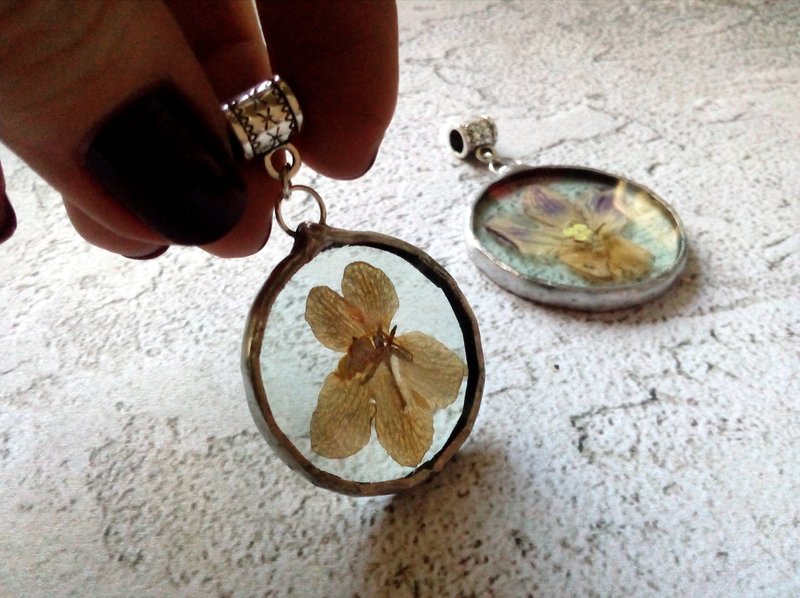 Glass pendant herbarium. Plant Mom gift. violet dry floral tiffany transparent s - 项链 - 玻璃 透明