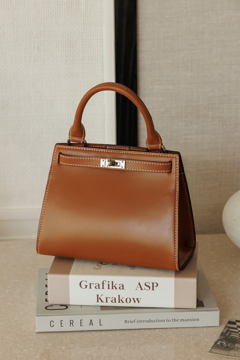 ELLE | 锁头磁扣牛皮手提包 | 小号 | 焦糖棕 - 手提包/手提袋 - 真皮 咖啡色