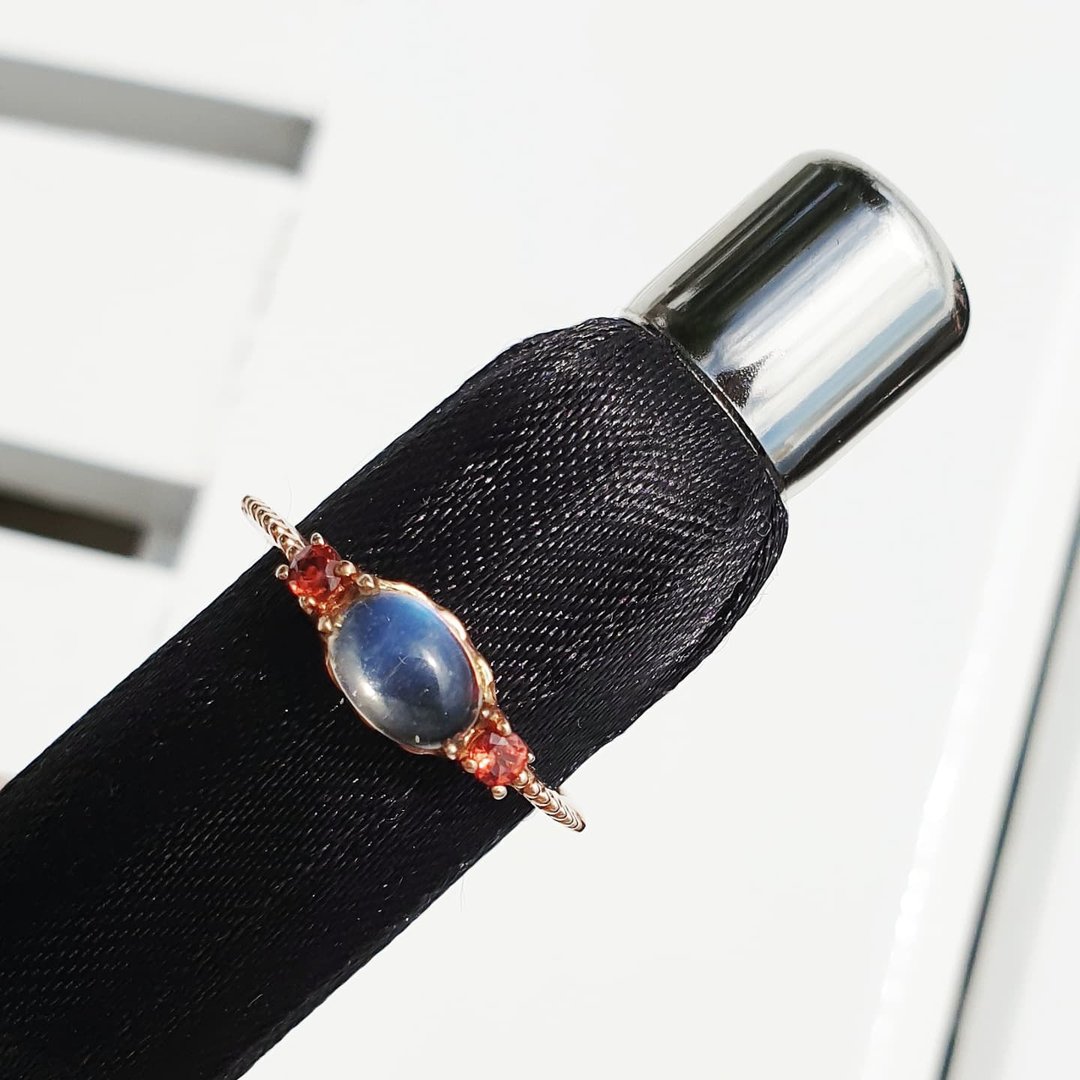 Rainbow moonstone ring decorated with garnet gemstone 925 Silver - 戒指 - 半宝石 白色