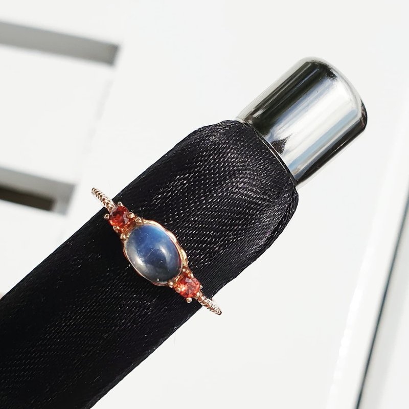 Rainbow moonstone ring decorated with garnet gemstone 925 Silver - 戒指 - 半宝石 白色