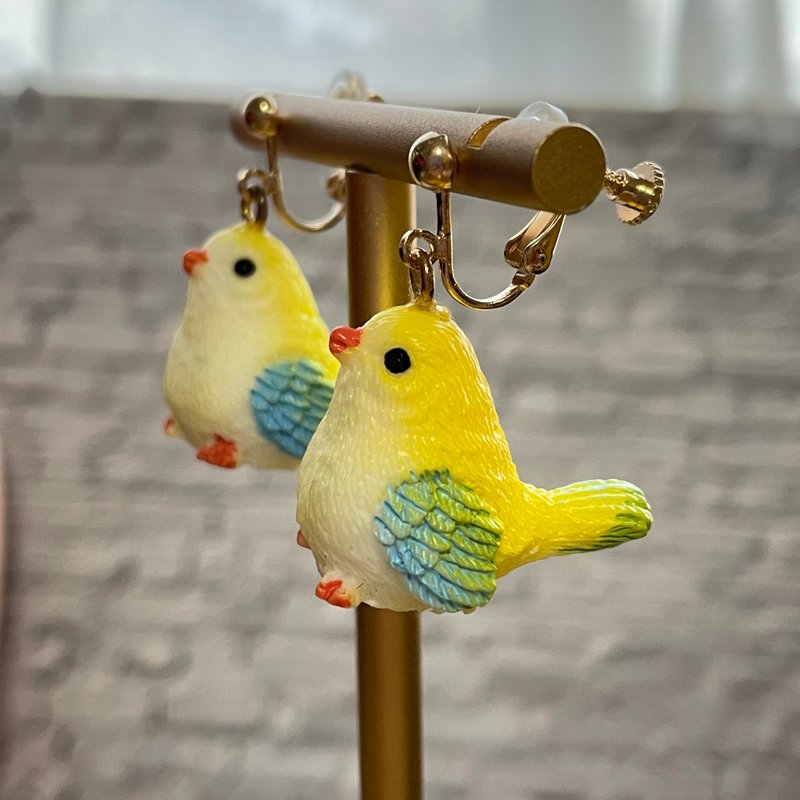 仿佛停驻在耳畔的可爱鹦鹉耳环 - 耳环/耳夹 - 塑料 多色