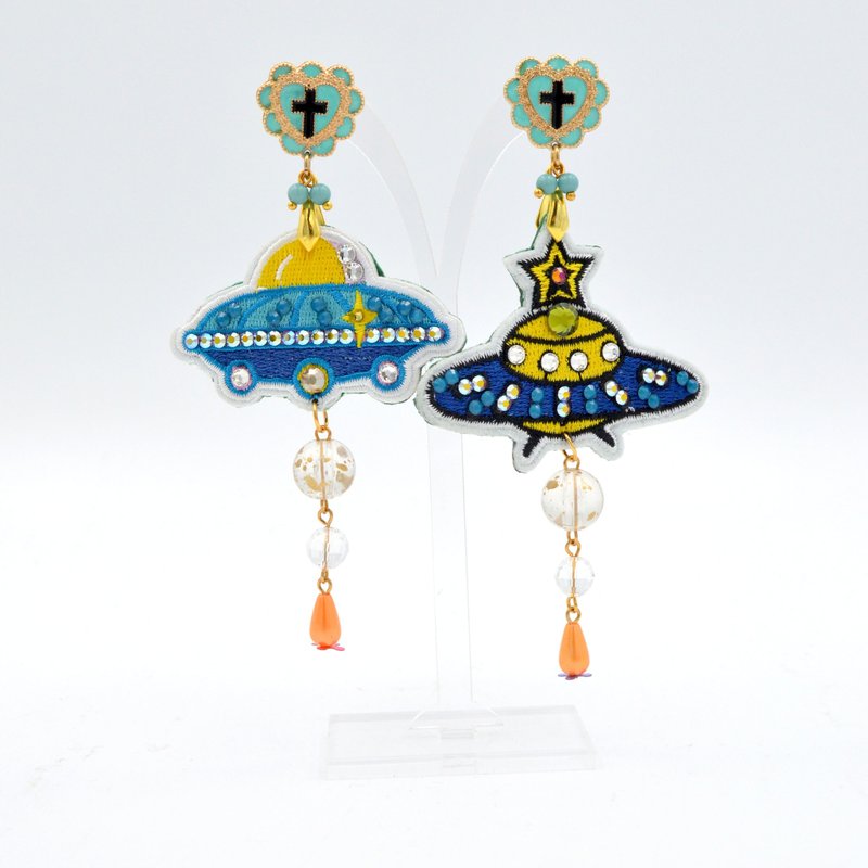 蓝色刺绣太空船缀水晶宝石装饰心型图案耳环 搞怪网红时尚造型 - 耳环/耳夹 - 其他金属 多色