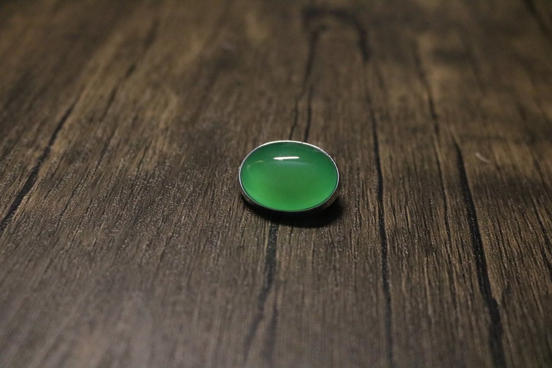 天然玉石簡約邊框胸針百搭好物推薦 - 胸针 - 宝石 绿色