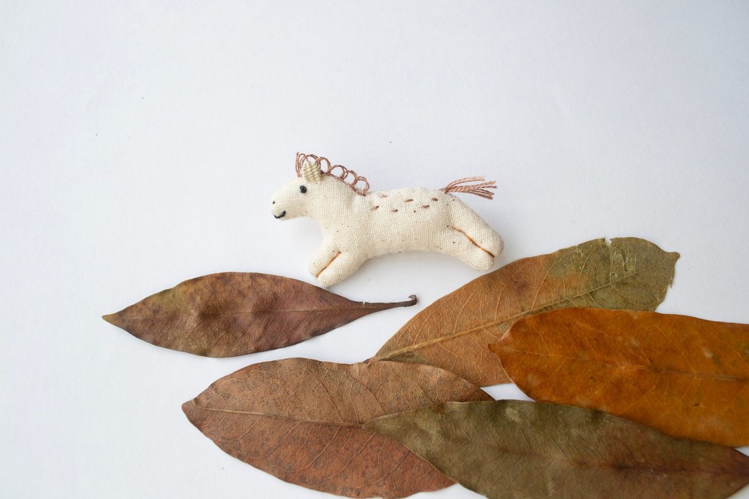 小马别针 Horse embroidered brooch pin - 胸针 - 棉 多色