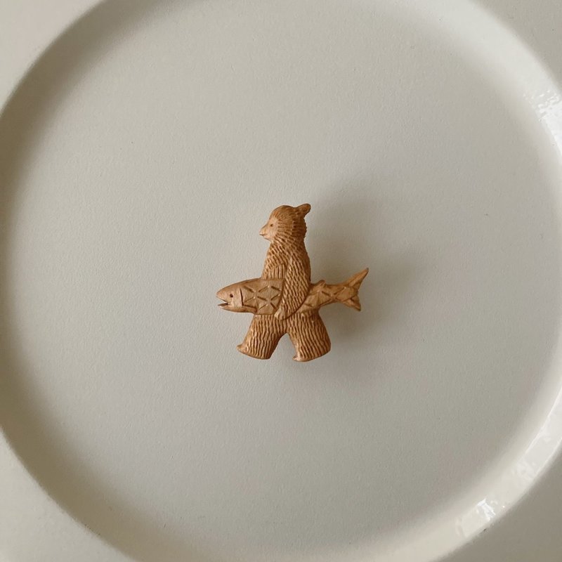 鲑鱼小熊 | 木雕别针 樱花・枫树 蜂蜡涂装 (订制商品・预计订购后 1 个月内寄出) - 胸针 - 木头 卡其色