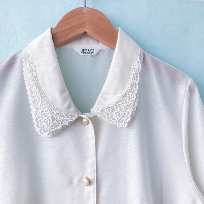 …｛橡子女孩::古着上衣｝蕾丝领口白色绵麻中袖衬衫 - 女装上衣 - 聚酯纤维 白色