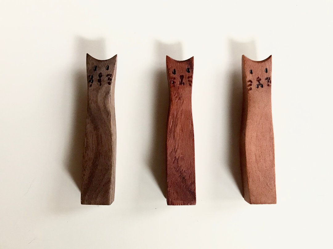 A set of 3 cat chopstick rests can also be used as a tableware.  Characterized b - 筷子/筷架 - 木头 咖啡色