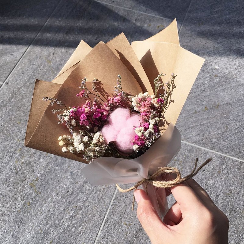 Wannabe 五色棉花爱心吊牌干燥花束 文青感 捧花礼 伽那利 小麦 满天星 回礼礼物 毕业礼物 谢师礼物 婚礼小物 结婚礼物 姐妹回礼 生日礼物 母亲节礼物 - 植栽/盆栽 - 植物．花 多色