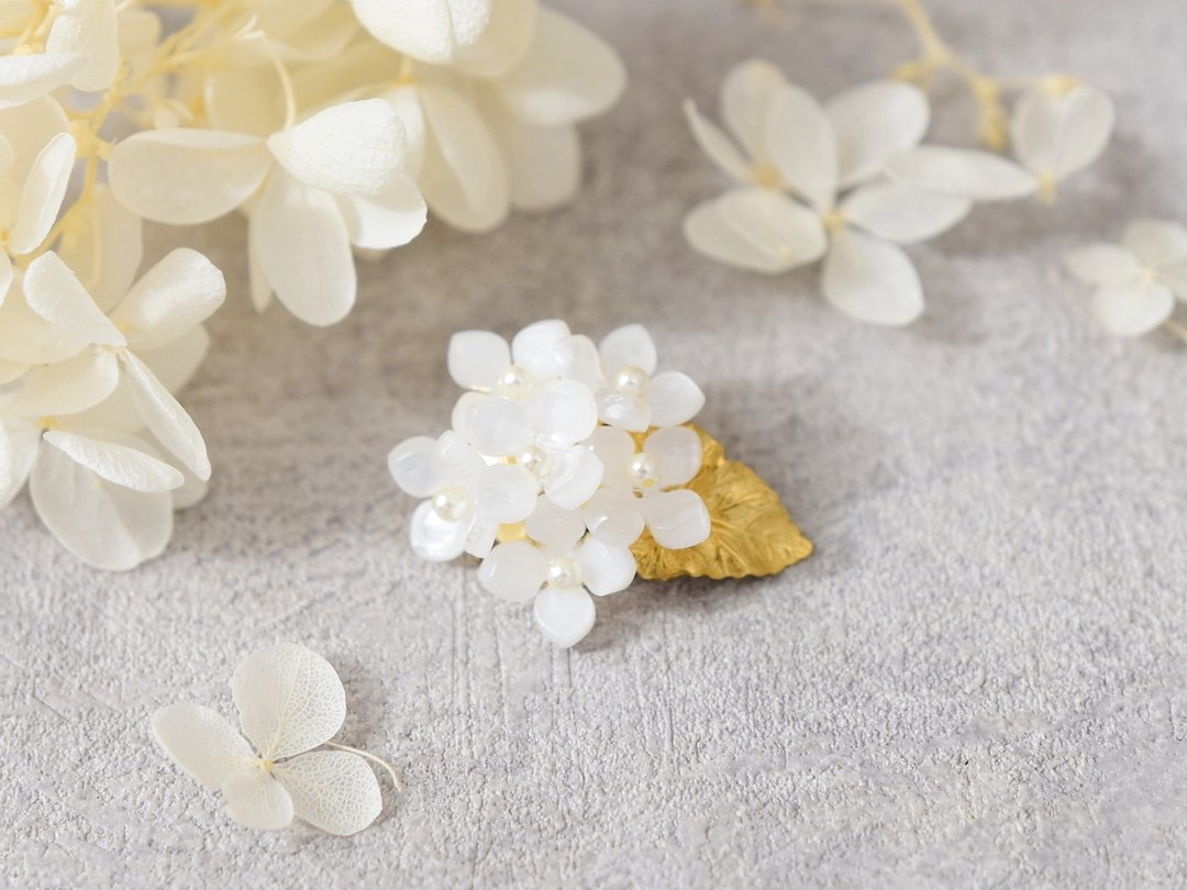 【胸针】白色 绣球花 花朵 珍珠 附叶片设计 - 胸针 - 其他材质 白色