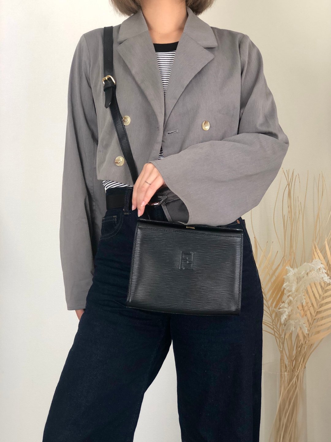【日本直送 名牌中古包】FENDI 芬迪 侧肩包 黑色 经典 Logo 压纹皮革 vintage 复古 asc2di - 侧背包/斜挎包 - 真皮 黑色
