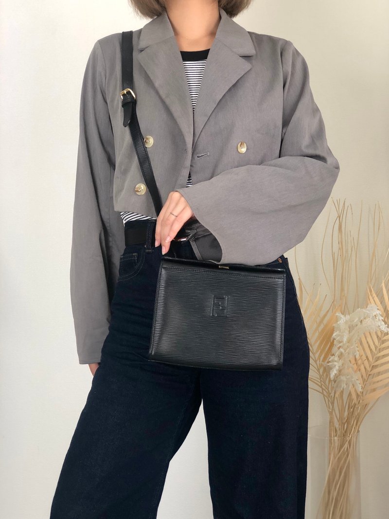 【 日本直送 名牌中古包 】FENDI 芬迪 肩背包 黑色 Logo 皮革 压印 vintage 古董 老品 asc2di - 侧背包/斜挎包 - 真皮 黑色