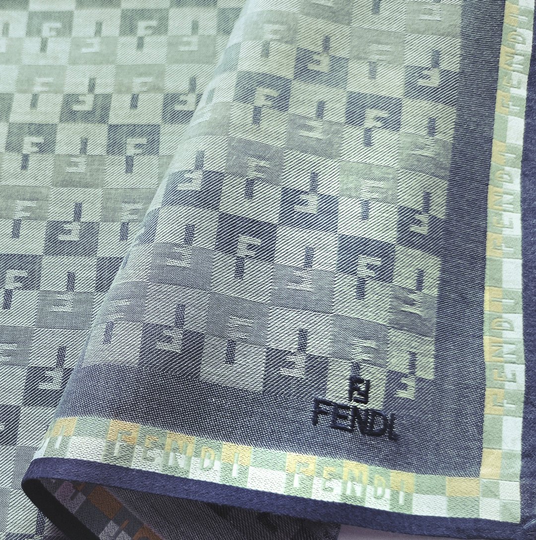 复古 FENDI 织纹手帕 经典 FF Monogram 图案 19.5 x 19.5 英寸 - 手帕/方巾 - 棉 银色