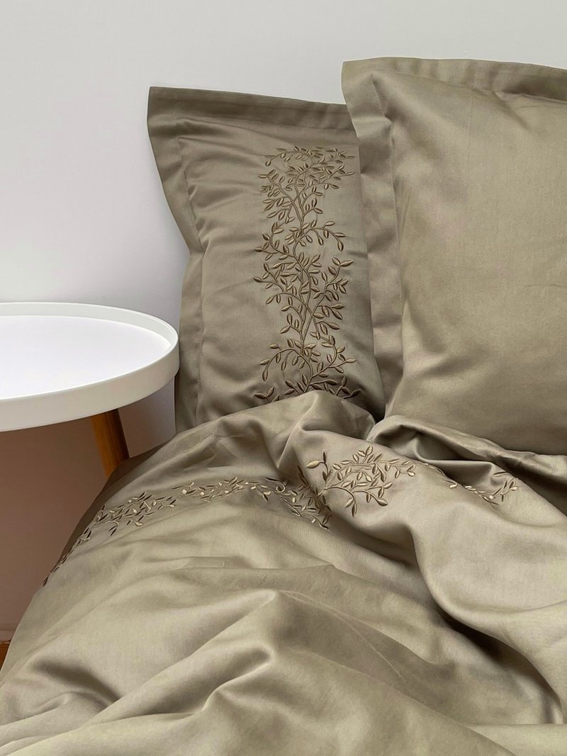 苔绿色床包组：100% 纯棉缎织寝具，刺绣树枝图案 - 寝具 - 棉．麻 卡其色