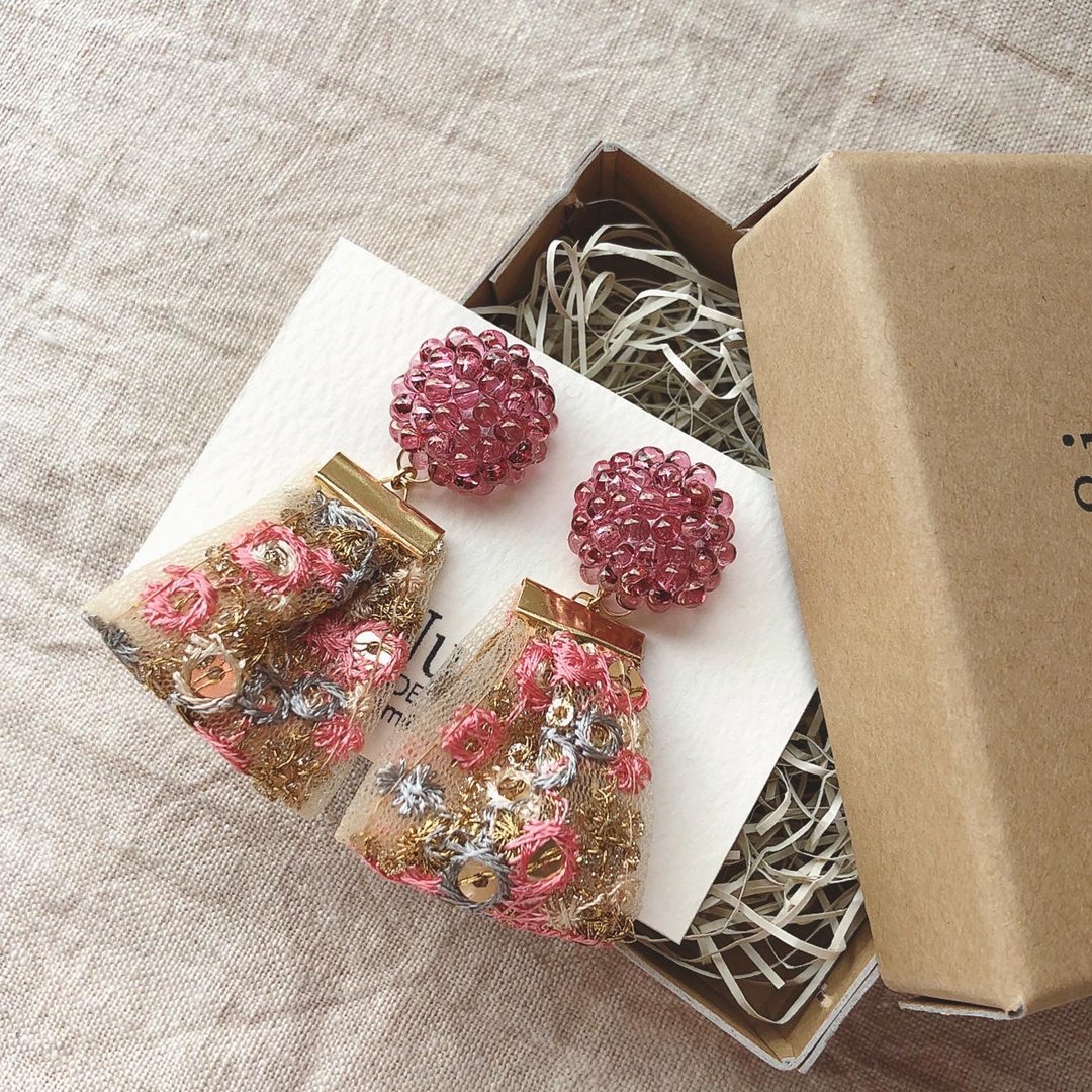 Pink bead embroidery and ribbon earrings - 耳环/耳夹 - 其他材质 粉红色