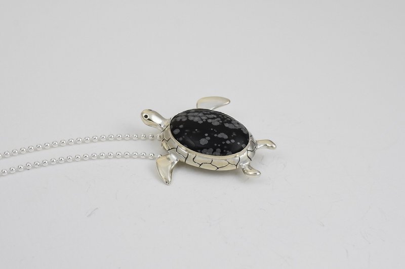 【限量一条】海龟sea turtle 雪花黑曜石 二用式 (纯银项链/胸针) - 项链 - 纯银 银色