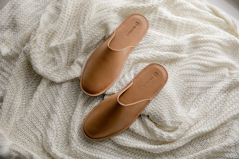 【圣诞节礼物】蜡感牛皮室内拖鞋 奶茶棕 台湾制造 - 拖鞋 - 真皮 卡其色