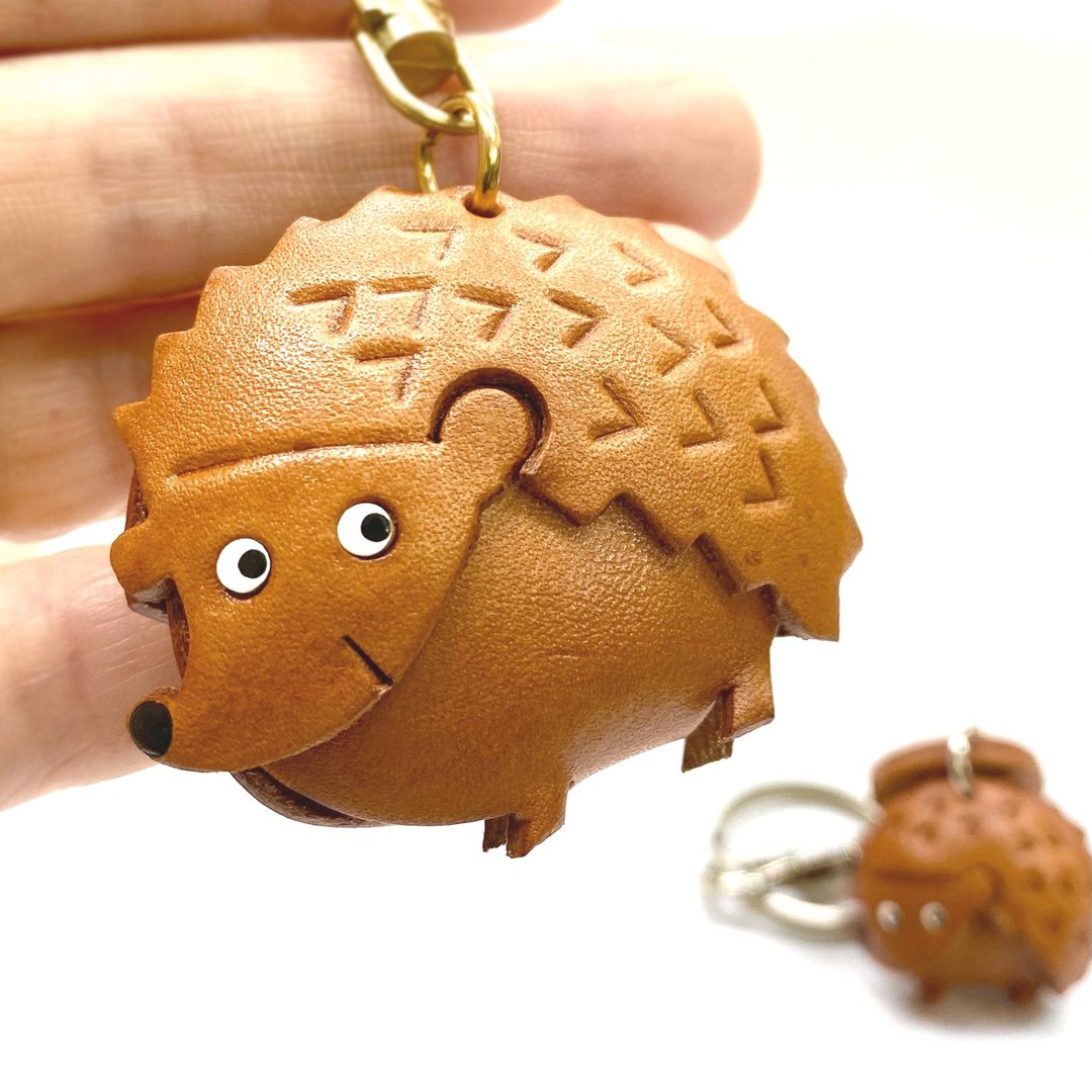 Hedgehog palm size leather keychain handmade in Japan - 钥匙链/钥匙包 - 真皮 咖啡色