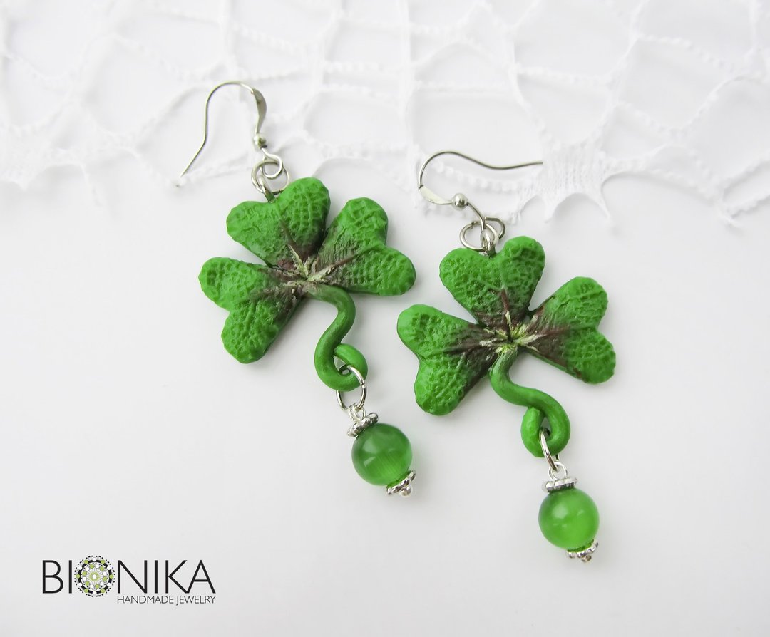 Clover drop earrings Cute plant earring Shamrock green earrings Leaf Clover clay - 耳环/耳夹 - 粘土 绿色
