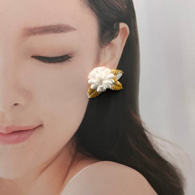 Pinkoi 限定独家 | Giggles 轻轻笑自然亮眼黄配小白花耳环 - 耳环/耳夹 - 其他材质 多色