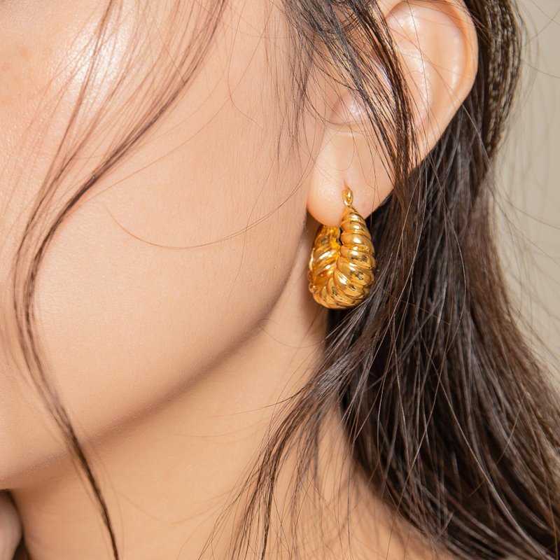 Croissant Hoop Earrings In Brass 22K Gold Plated 可颂耳环 - 耳环/耳夹 - 铜/黄铜 金色
