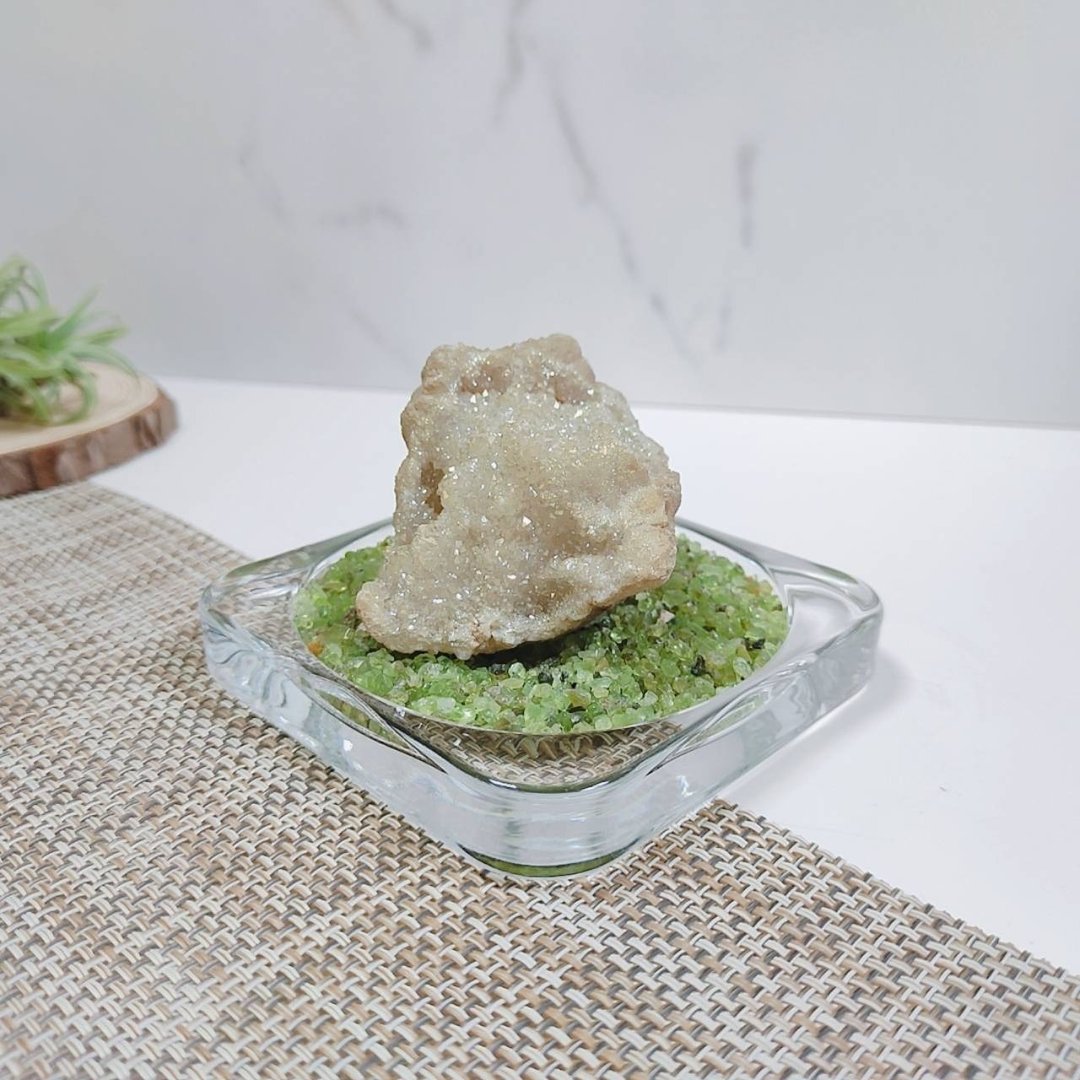 Druzy 晶簇摆件 附橄榄石碎石 玻璃盘 - 摆饰 - 水晶 