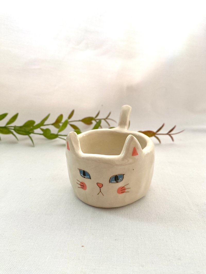 Handmade ceramic mug with white cat pattern with a tail as an ear - 其他杯子 - 陶 白色