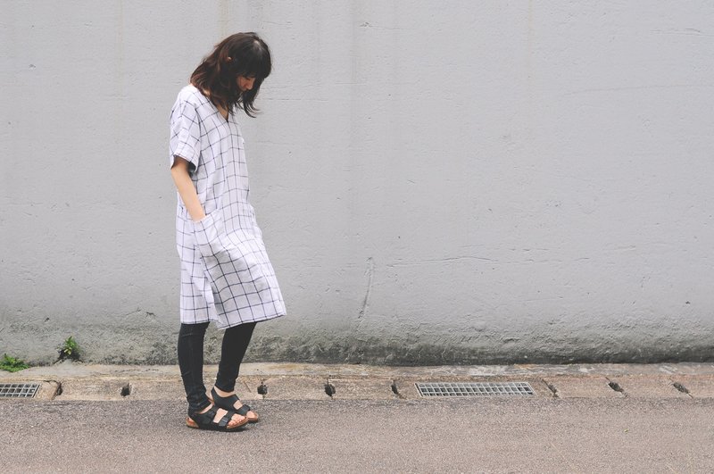 蓝白大格纹双面棉纱料 宽宽松V领长罩衫 开岔洋装 - 洋装/连衣裙 - 棉．麻 白色