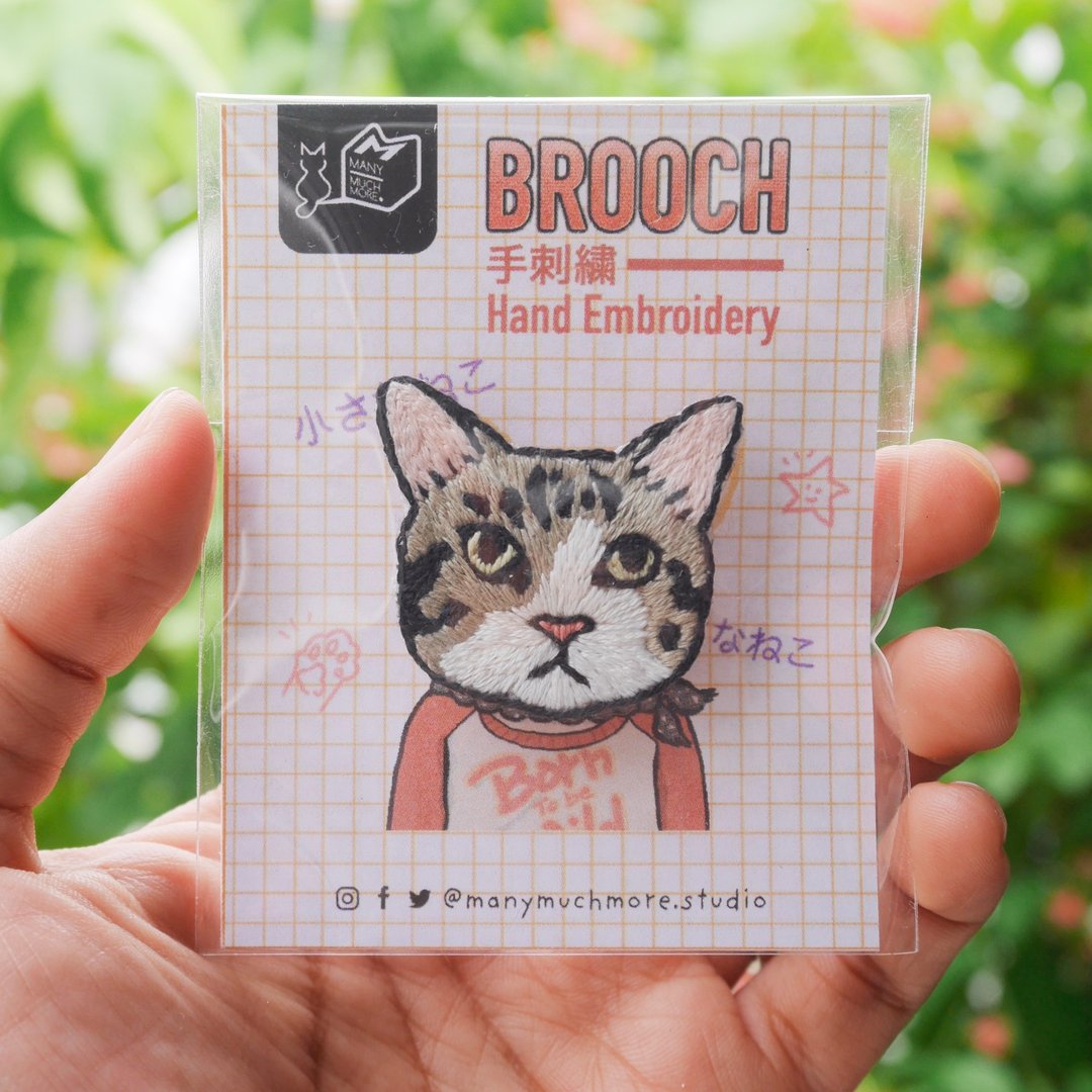 紅色襯衫 Neko Cats Nuu — 手工刺繡胸針 - 胸针 - 亚麻 白色