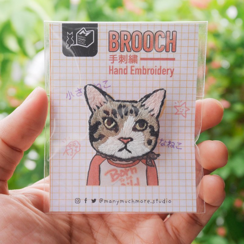 紅色襯衫 Neko Cats Nuu — 手工刺繡胸針 - 胸针 - 亚麻 白色