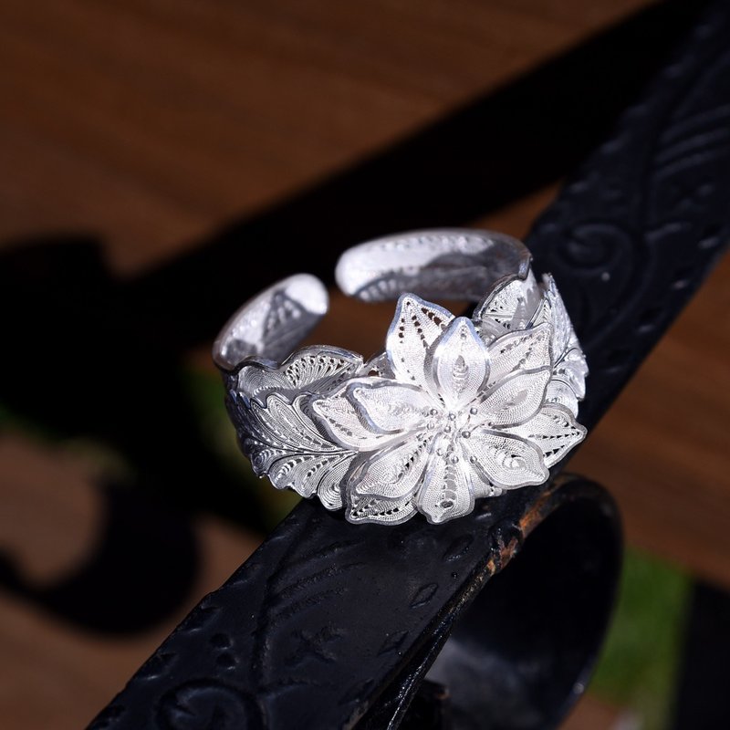 手工纯银缠丝花卉图样手环 - 手链/手环 - 纯银 银色
