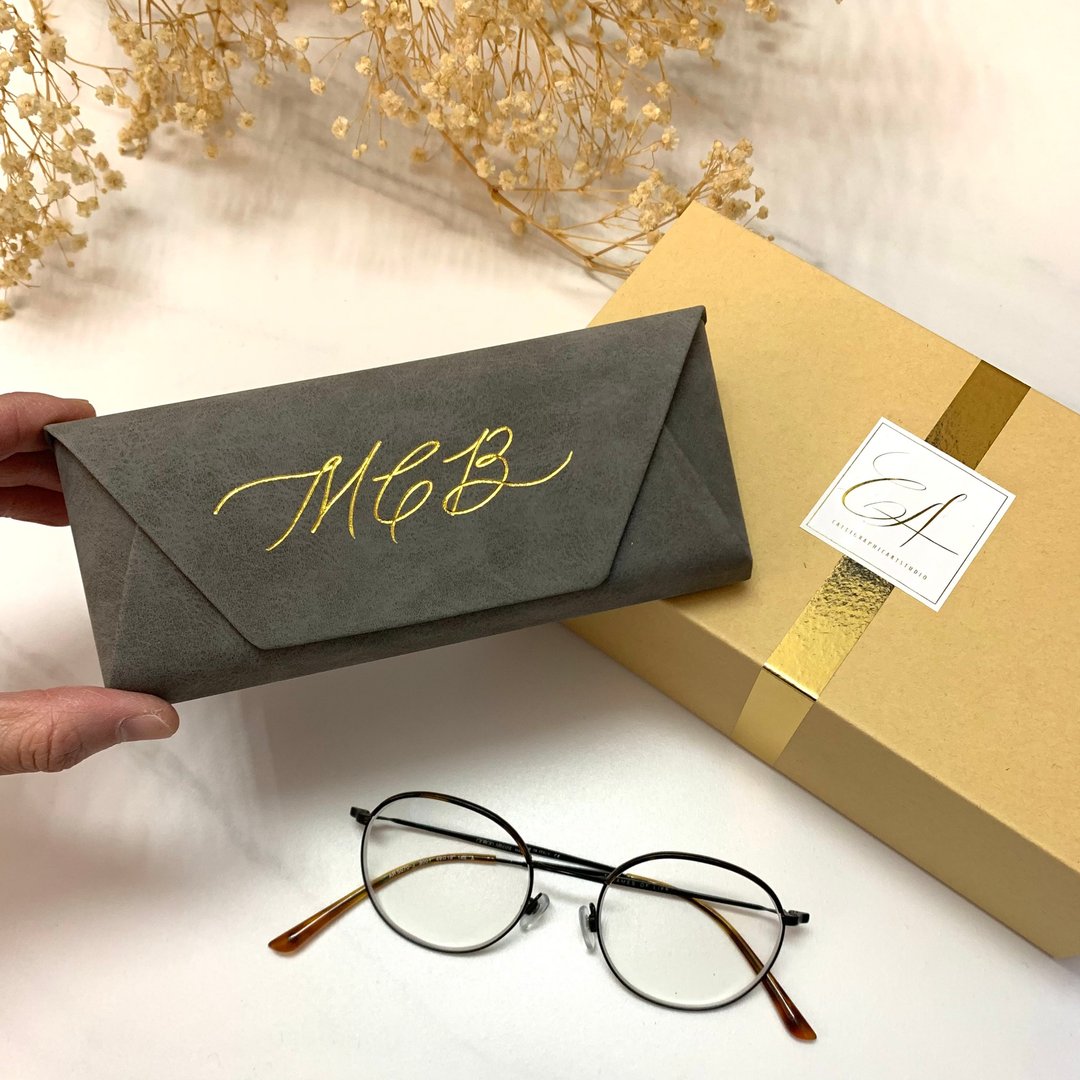 【客制】灰色 眼镜盒 烫金/银字 定制 客制化 生日 毕业 礼物 - 眼镜盒/眼镜布 - 其他材质 黑色
