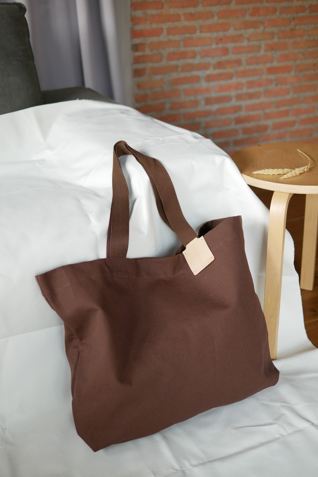 Oversized tag tote bag Brown waterproof - 侧背包/斜挎包 - 防水材质 咖啡色