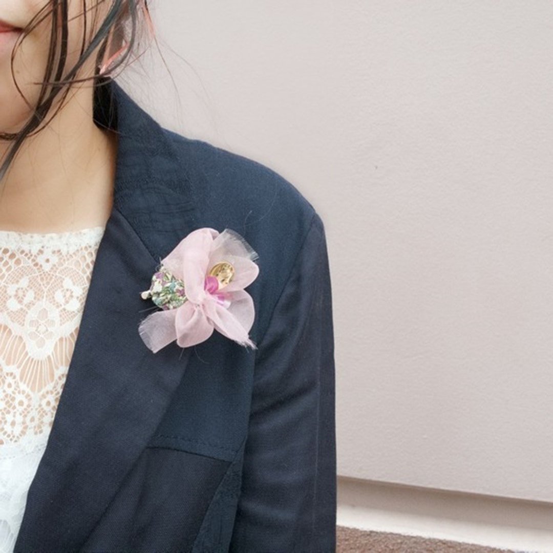 Koburi blooming corsage | Liberty, organdy and sequins. | Rose - 胸花/手腕花 - 其他人造纤维 粉红色