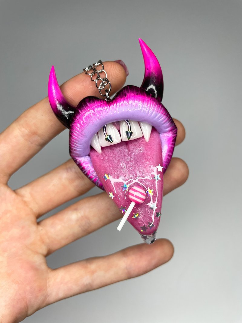 吊坠。粉红色嘴唇，有角。 - 项链 - 粘土 