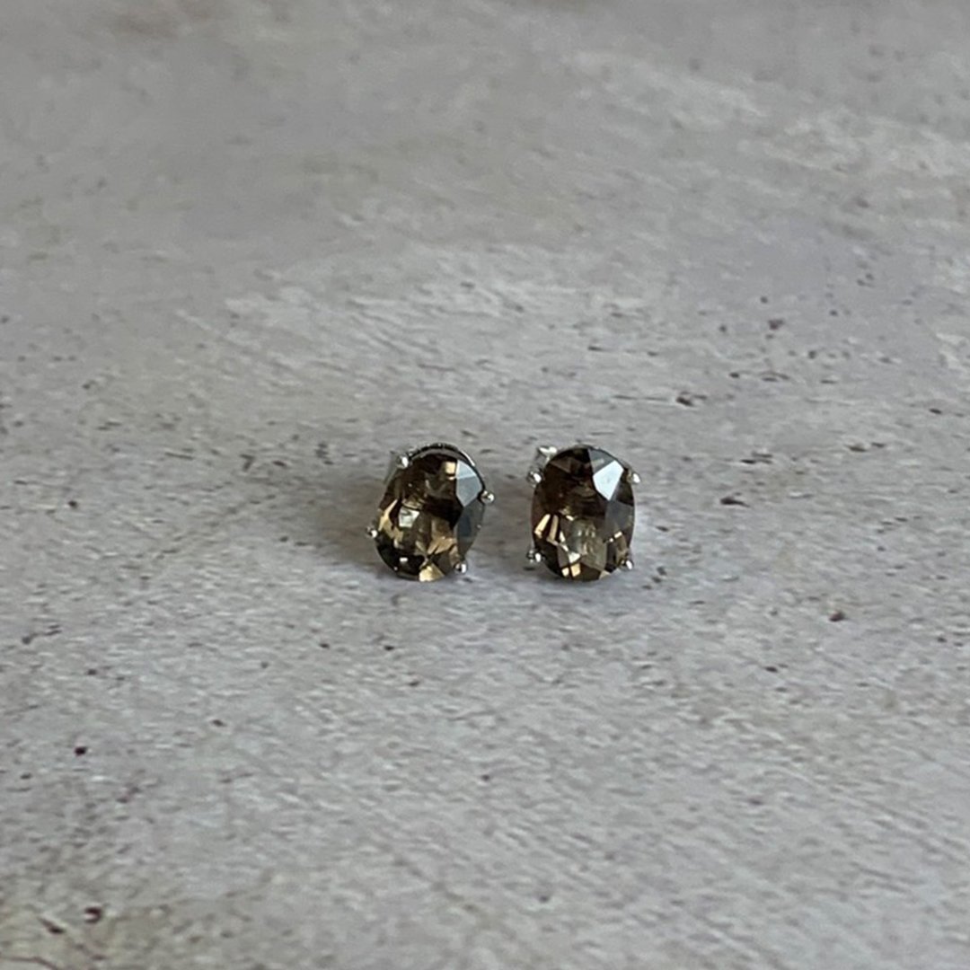 |纯银珠宝| 茶水晶 925纯银镶嵌宝石四爪椭圆形经典耳钉 一物一图 - 耳环/耳夹 - 宝石 咖啡色