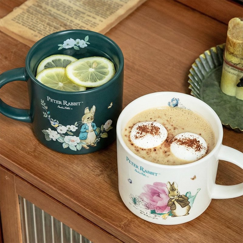 【母亲节礼物】比得兔 420ml 手感陶瓷马克杯 - 英伦复古风~文青必备 - 茶具/茶杯 - 陶 