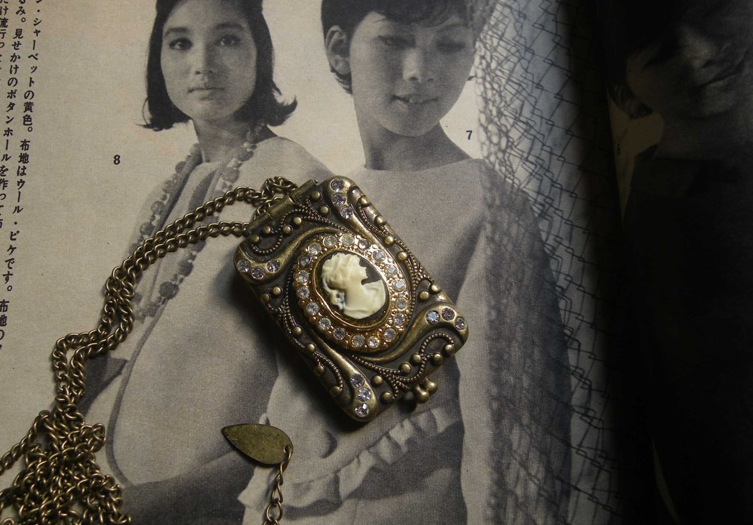 【老时光 OLD-TIME】早期日本项链式相片盒 - 摆饰 - 其他材质 多色