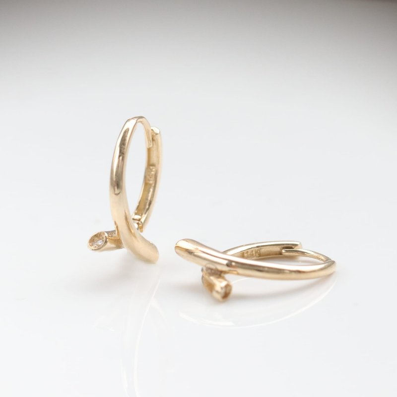 纯14K金 交叉金耳扣耳环 (内径 8 mm)洗澡免摘 流汗碰水不褪色 - 耳环/耳夹 - 贵金属 金色