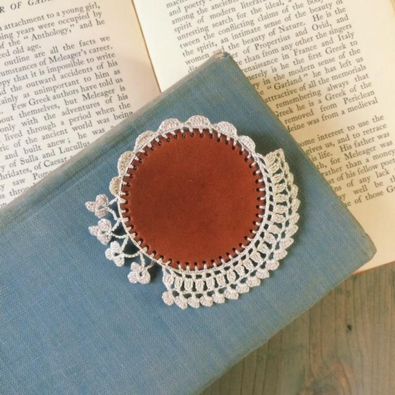 Leather & Crocheted lace Brooch - 胸针 - 真皮 白色