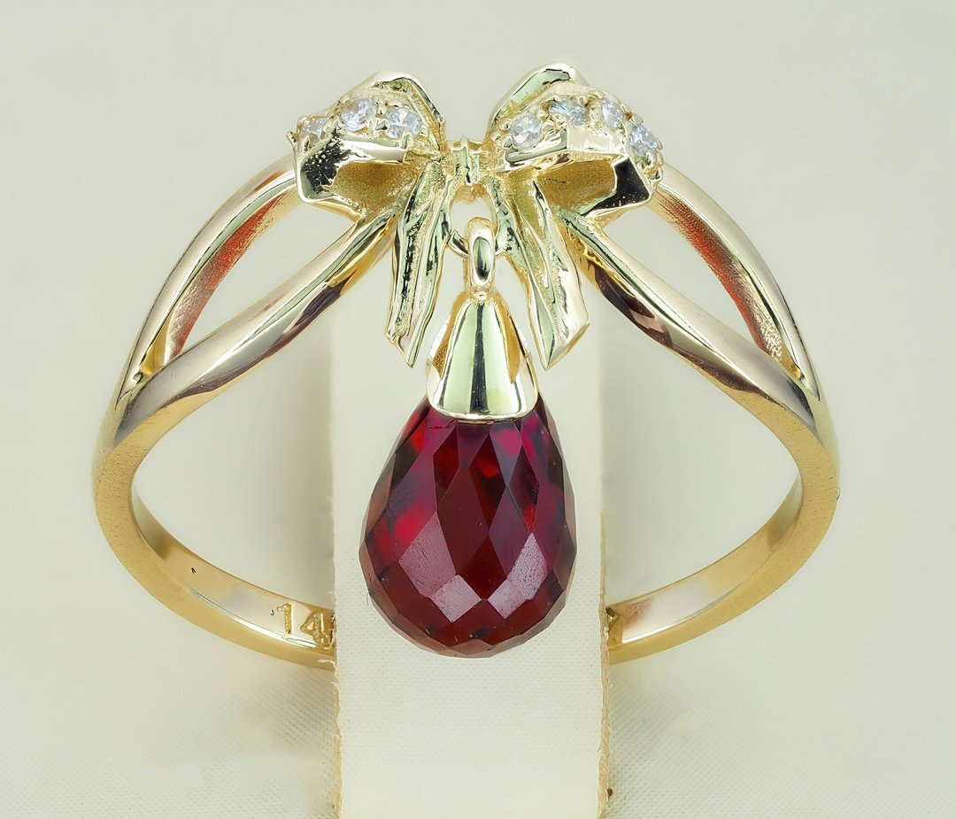 14k gold Ring with briolette cut garnet and diamonds - 戒指 - 贵金属 金色