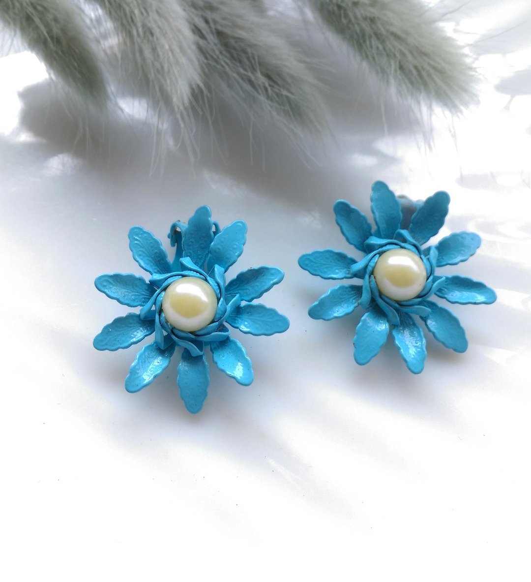 【西洋古董饰品/年代老件】1970's  蓝珐琅珍珠花朵夹式耳环 - 耳环/耳夹 - 其他金属 蓝色
