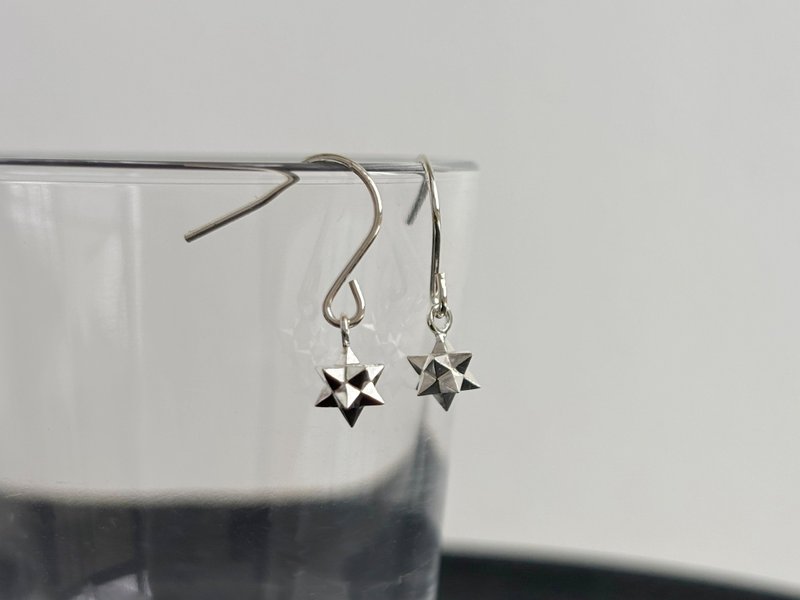 摇曳闪耀的小星星耳钩式耳环 - 耳环/耳夹 - 纯银 