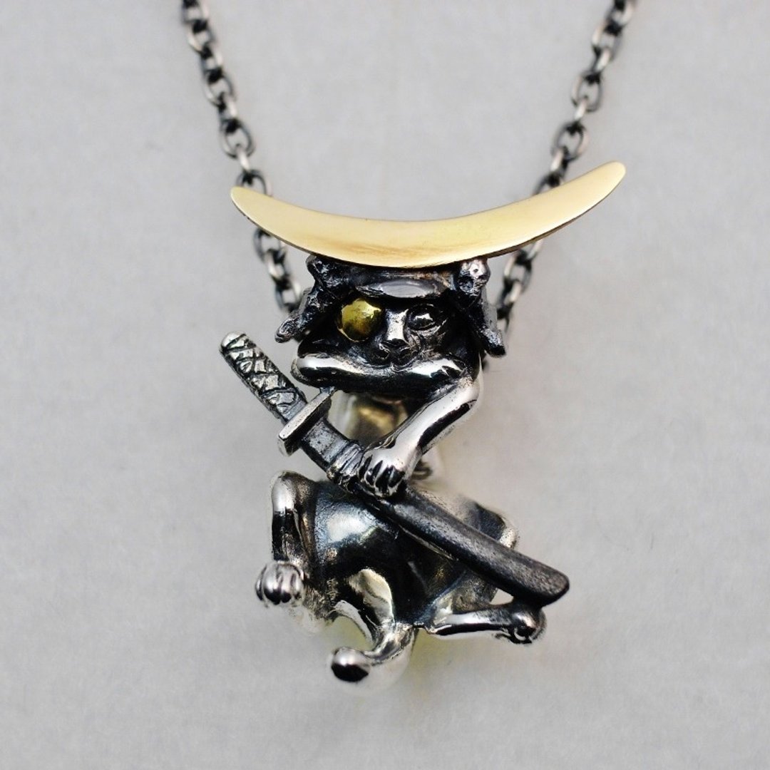 Warlord Cat Masamune Pendant / Pendant of a cat holding a sword "Kuronbo Kirihide" in the helmet of Date Masamune [bastet] - 项链 - 其他金属 灰色