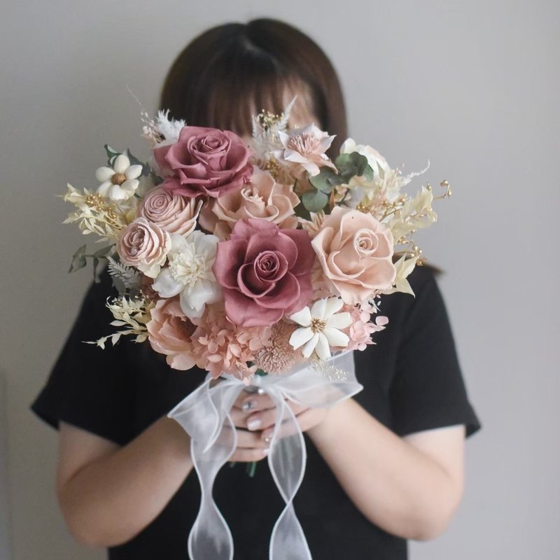 /粉白绿色新娘捧花/捧花 新娘 婚礼布置 定制化 胸花 婚礼 婚摄 - 干燥花/捧花 - 植物．花 粉红色